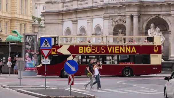 Wiedeń Autobus wycieczkowy w centrum miasta - WIEDEŃ, AUSTRIA, EUROPA - 1 sierpnia 2021 — Wideo stockowe