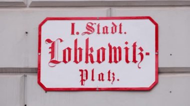 Viyana 'da Lobkowitz Meydanı sokak tabelası