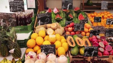 Viyana 'nın en iyi bilinen sebze pazarı Naschmarkt - VienNA, AUSTRIA, EUROPE - 1 AĞUSTOS 2021