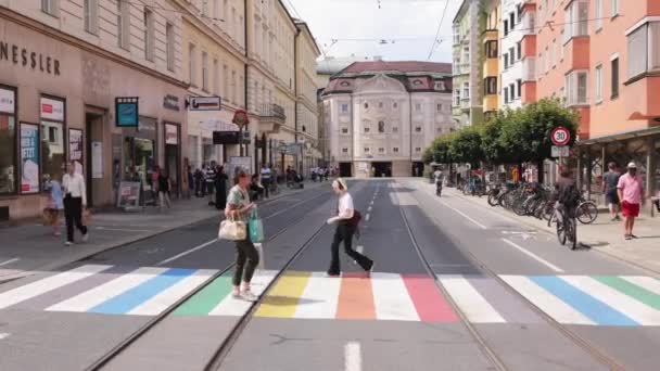 Travesía de color arco iris en la ciudad de Innsbruck - INNSBRUCK, AUSTRIA, EUROPA - 29 DE JULIO DE 2021 — Vídeos de Stock