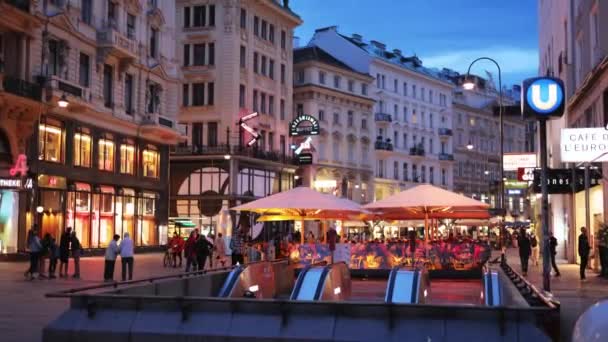Utcai kávézók Bécs belvárosában - BÉCS, AUSZTRIA, EURÓPA - AUGUST 1, 2021 — Stock videók