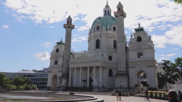 Berühmte Karlskirche in Wien - WIEN, ÖSTERREICH, EUROPA - 1. AUGUST 2021 — Stockvideo