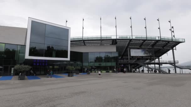 Festspielhaus Bregenz Festspiele am Bodensee - BREGENZ, ÖSTERREICH, EUROPA - 28. JULI 2021 — Stockvideo