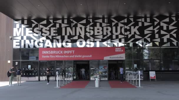 インスブルックコンベンションセンター-現在ワクチン接種センターとして使用- INNSBRUCK, AUSTRIA, EUROPE - 2021年7月29日 — ストック動画