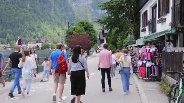Beaucoup de touristes visitent Hallstatt tout au long de l'année - HALLSTATT, AUTRICHE, EUROPE - 30 juillet 2021 — Video