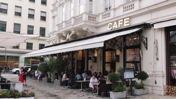 Café Mozart en la ciudad de Viena - VIENA, AUSTRIA, EUROPA - 1 DE AGOSTO DE 2021 — Vídeos de Stock