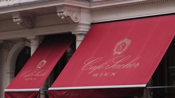 Famous Cafe Sacher in Vienna - VIENNA, AUSTRIA, EUROPE - AUGUST 1, 2021 — Stock Video