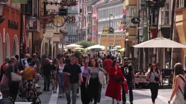 美しい歩行者ゾーンと市場広場を持つインスブルックの歴史地区- INNSBRUCK, AUSTRIA, EUROPE - 2021年7月29日 — ストック動画