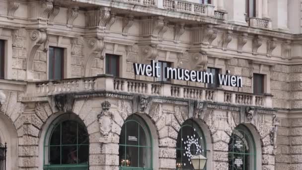 Wien Hofburg Imperial Palace - mest kända landmärke i staden - VIENNA, ÖSTERRIKE, EUROPA - AUGUSTI 1, 2021 — Stockvideo