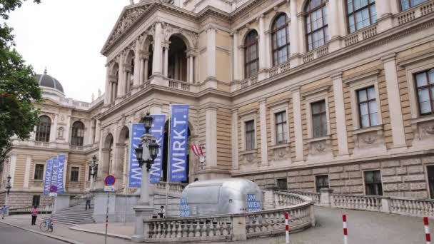 Bâtiment universitaire de Vienne dans le centre-ville - VIENNE, AUTRICHE, EUROPE - 1er AOÛT 2021 — Video
