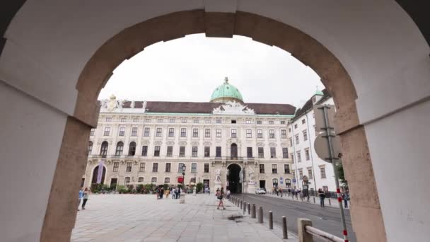 Старый дворцовый двор в Вене Хофбургский дворец - самая известная достопримечательность города - ВЕНА, Австрия, Европа - 1 августа 2021 года — стоковое видео