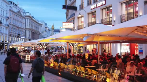 Straatcafés in het centrum van Wenen - VIENNA, OOSTENRIJK, EUROPA - AUGUST 1, 2021 — Stockvideo