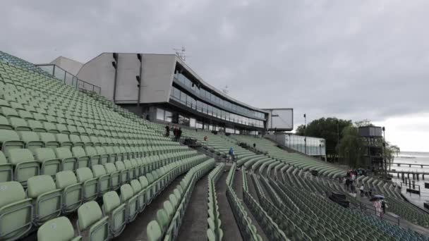 Zuschauerplätze bei den Bregenzer Festspielen am Bodensee - BREGENZ, ÖSTERREICH, EUROPA - 28. JULI 2021 — Stockvideo