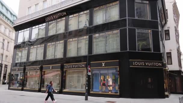 Exkluzivní obchod Louis Vuitton ve Vídni - VÍDEŇ, RAKOUSKO, EVROPA - 1. srpna 2021 — Stock video
