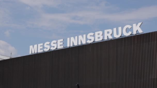 Innsbruck Convention center - används för närvarande som vaccinationscenter - INNSBRUCK, ÖSTERRIKE, EUROPA - 29 juli 2021 — Stockvideo