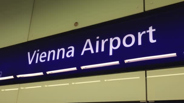 Aeroporto de Viena VIE - VIENNA, ÁUSTRIA, EUROPA - 1 de agosto de 2021 — Vídeo de Stock