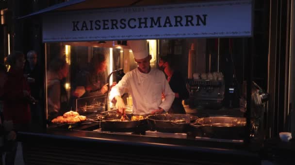 Příprava sladké palačinky s názvem Kaiserschmarrn ve Vídni - VÍDEŇ, RAKOUSKO - 2. srpna 2021 — Stock video