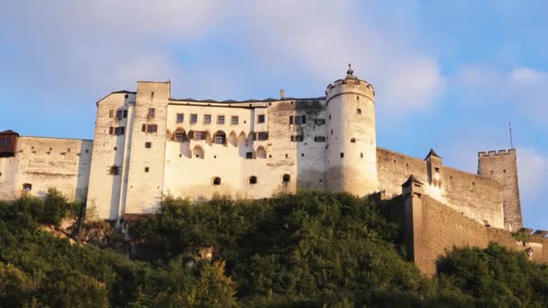 De vesting Salzburg Oostenrijk heet Hohensalzburg — Stockvideo