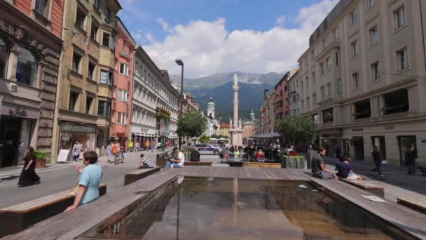 Estatua de Nuestra Señora en el casco antiguo de Innsbruck - INNSBRUCK, AUSTRIA, EUROPA - 29 de Julio de 2021 — Vídeo de stock