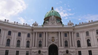 Viyana Hofburg İmparatorluk Sarayı. Şehrin en ünlü simgesi.