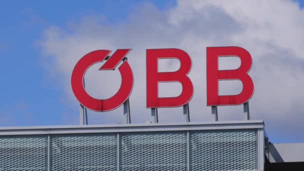Logo van de Oostenrijkse spoorwegen OBB - VIENNA, OOSTENRIJK, EUROPA - AUGUST 1, 2021 — Stockvideo