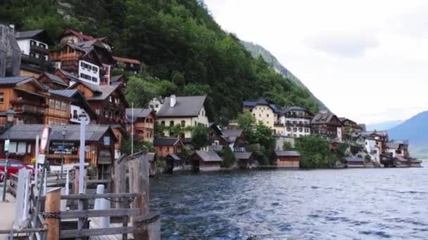 Úžasné domy Hallstatt v Rakousku - HALLSTATT, RAKOUSKO, EVROPA - 30. června 2021 — Stock video