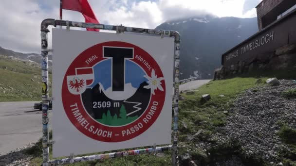 Timmelsjoch High Alpine Road en los Alpes austríacos también llamado Passo Rombo - TIMMELSJOCH, AUSTRIA, EUROPA - 28 DE JULIO DE 2021 — Vídeos de Stock