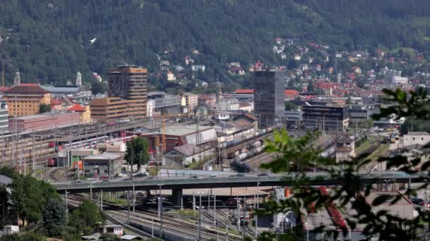 Вид с воздуха на город Инсбрук в Австрии — стоковое видео