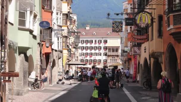 Innsbruck AUSTRIA, EUROPE - INNSBRUCK, AUSTRIA, AUSTRIA, EUROPE 'nin Eski Şehir bölümündeki ünlü Altın Çatı - 29 Temmuz 2021 — Stok video