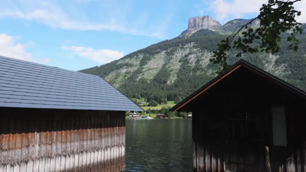 Avusturya 'daki Altaussee Gölü' ndeki ahşap kulübeler. — Stok video