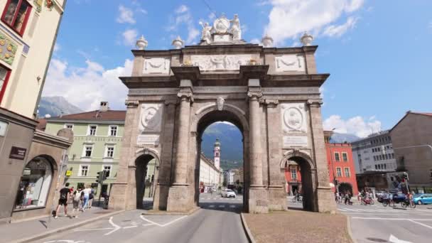 El Arco del Triunfo en el distrito histórico de Innsbruck - INNSBRUCK, AUSTRIA, EUROPA - 29 DE JULIO DE 2021 — Vídeo de stock