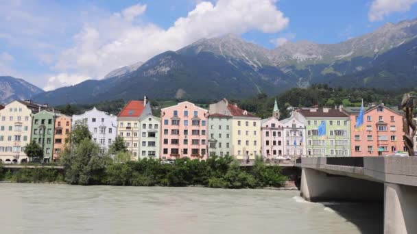 Знаменитые красочные дома в River Inn в Инсбруке - INNSBRUCK, AUSTRIA, EUROPE - 29 июля 2021 года — стоковое видео