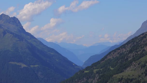 Prachtig panoramisch uitzicht over de bergen in de Oostenrijkse Alpen — Stockvideo
