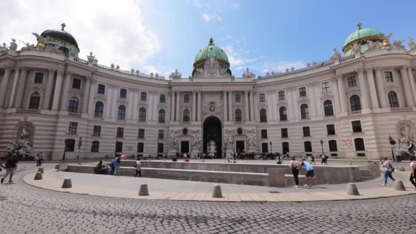 El Palacio Imperial de Hofburg de Viena - el monumento más famoso de la ciudad - VIENA, AUSTRIA, EUROPA - 1 DE AGOSTO DE 2021 — Vídeos de Stock