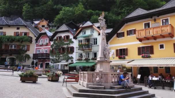 Rynek Hallstatt w Austrii - Lista światowego dziedzictwa UNESCO - HALLSTATT, AUSTRIA, EUROPE - LIPIEC 30, 2021 — Wideo stockowe