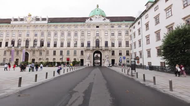 Старий палац Ярд у Віденському Гофбурзькому палаці - найвідоміша пам "ятка міста - ВІЕННА, АВСТРІЯ, ЄВРОПЕ - 1 серпня 2021 року — стокове відео