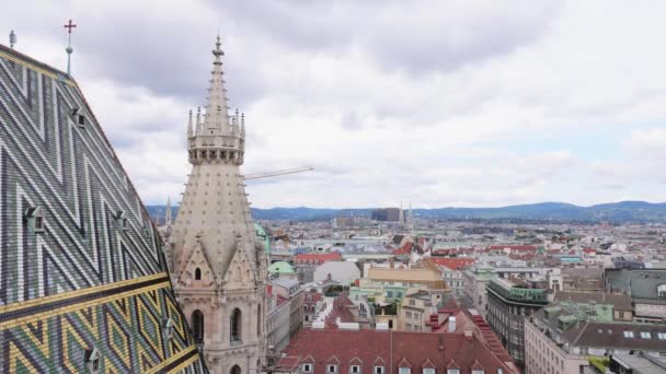 Vista de la ciudad de Viena desde lo alto de la Catedral de San Esteban — Vídeo de stock