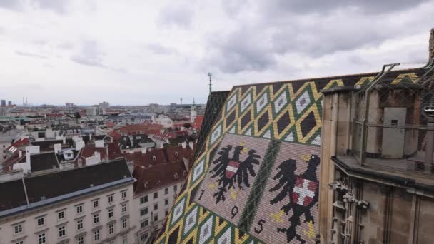 Vista de la ciudad de Viena desde lo alto de la Catedral de San Esteban - VIENA, AUSTRIA, EUROPA - 1 DE AGOSTO DE 2021 — Vídeos de Stock