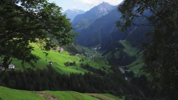 Niesamowite krajobrazy i typowy krajobraz Austrii - Alpy Austriackie — Wideo stockowe