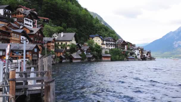 Celebrul sat Hallstatt din Austria - un sit de patrimoniu mondial - HALLSTATT, AUSTRIA, EUROPA - 30 IULIE 2021 — Videoclip de stoc