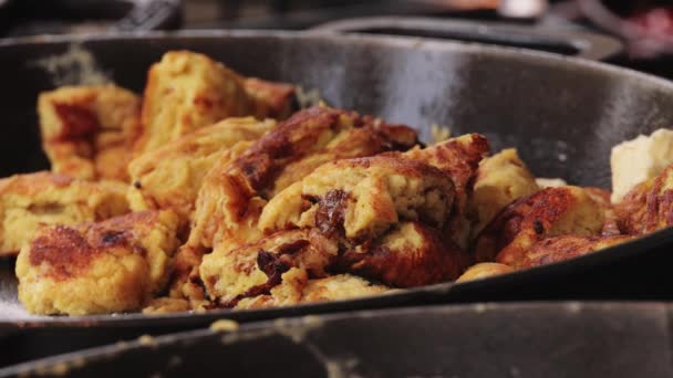 Meest bekende gerecht in Wenen - de zoete pannenkoek genaamd Kaiserschmarrn — Stockvideo