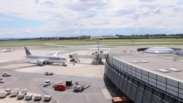 Flughafen Wien - WIEN, ÖSTERREICH, EUROPA - 1. AUGUST 2021 — Stockvideo