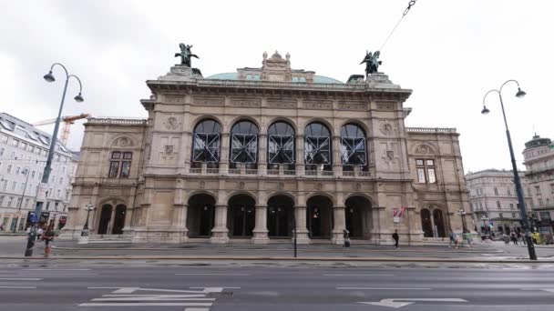 Віденська державна опера в центрі міста - VIENNA, AUSTRIA, EUROPE - AUGUST 1, 2021 — стокове відео