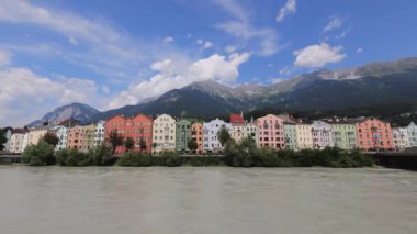 Innsbruck 'taki River Inn' deki ünlü renkli evler - INNSBRUCK, AUSTRIA, EUROPE - 29 Temmuz 2021