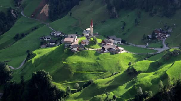 Fantastisk by med kapell i de sydtyrolska alperna i Italien — Stockvideo