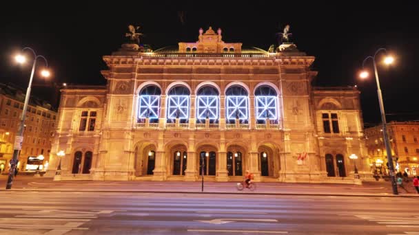 Edifício da Ópera Estatal de Viena no centro da cidade - VIENNA, ÁUSTRIA, EUROPA - 1 DE AGOSTO DE 2021 — Vídeo de Stock