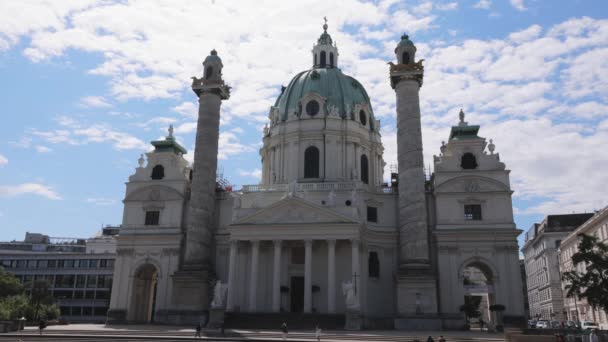 Famosa Chiesa di Karls a Vienna - VIENNA, AUSTRIA, EUROPA - 1 AGOSTO 2021 — Video Stock