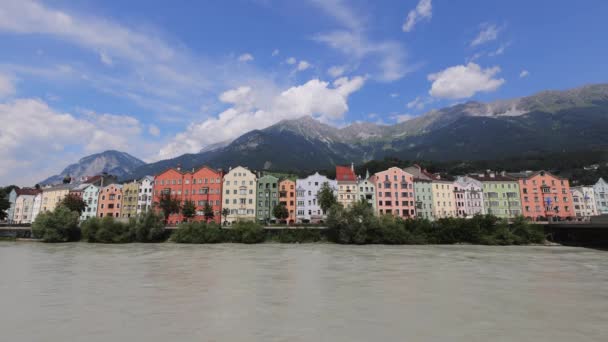 Slavné barevné domy v River Inn v Innsbrucku - INNSBRUCK, RAKOUSKO, EVROPA - 29. června 2021 — Stock video
