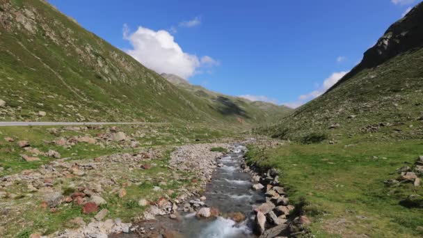 Kuuluisa Timmelsjoch High Alpine Road Itävallan Alpeilla kutsutaan myös Passo Rombo — kuvapankkivideo