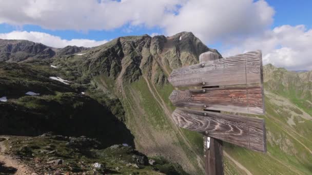 Πινακίδες κατεύθυνσης στο Timmelsjoch High Alpine Road στις αυστριακές Άλπεις ονομάζεται επίσης Passo Rombo — Αρχείο Βίντεο